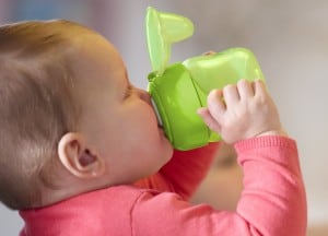 Baby lernt trinken